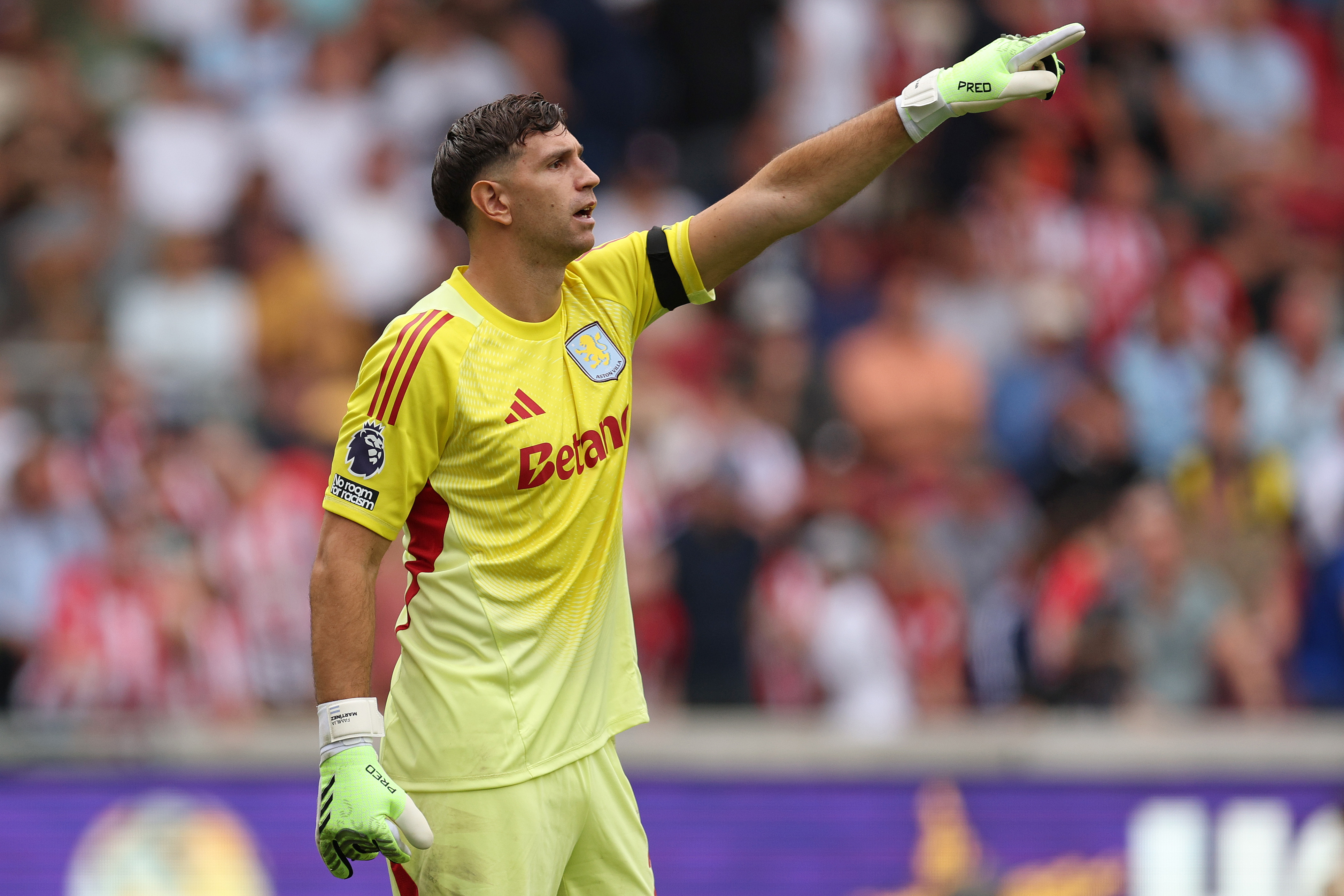 According to Football Insider, Aston Villa manager Unai Emery does not want to let Emiliano Martinez leave Villa Park.