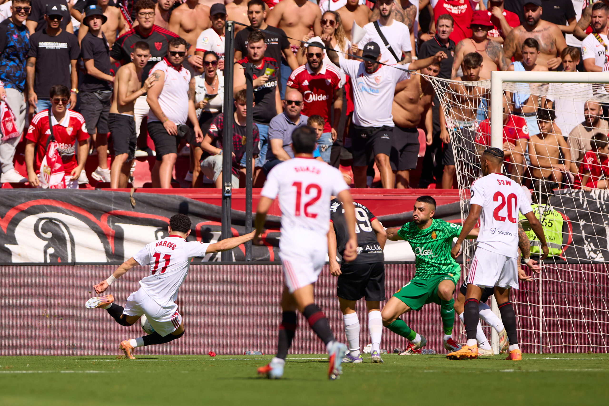 Leeds United target Vargas scores for Sevilla
