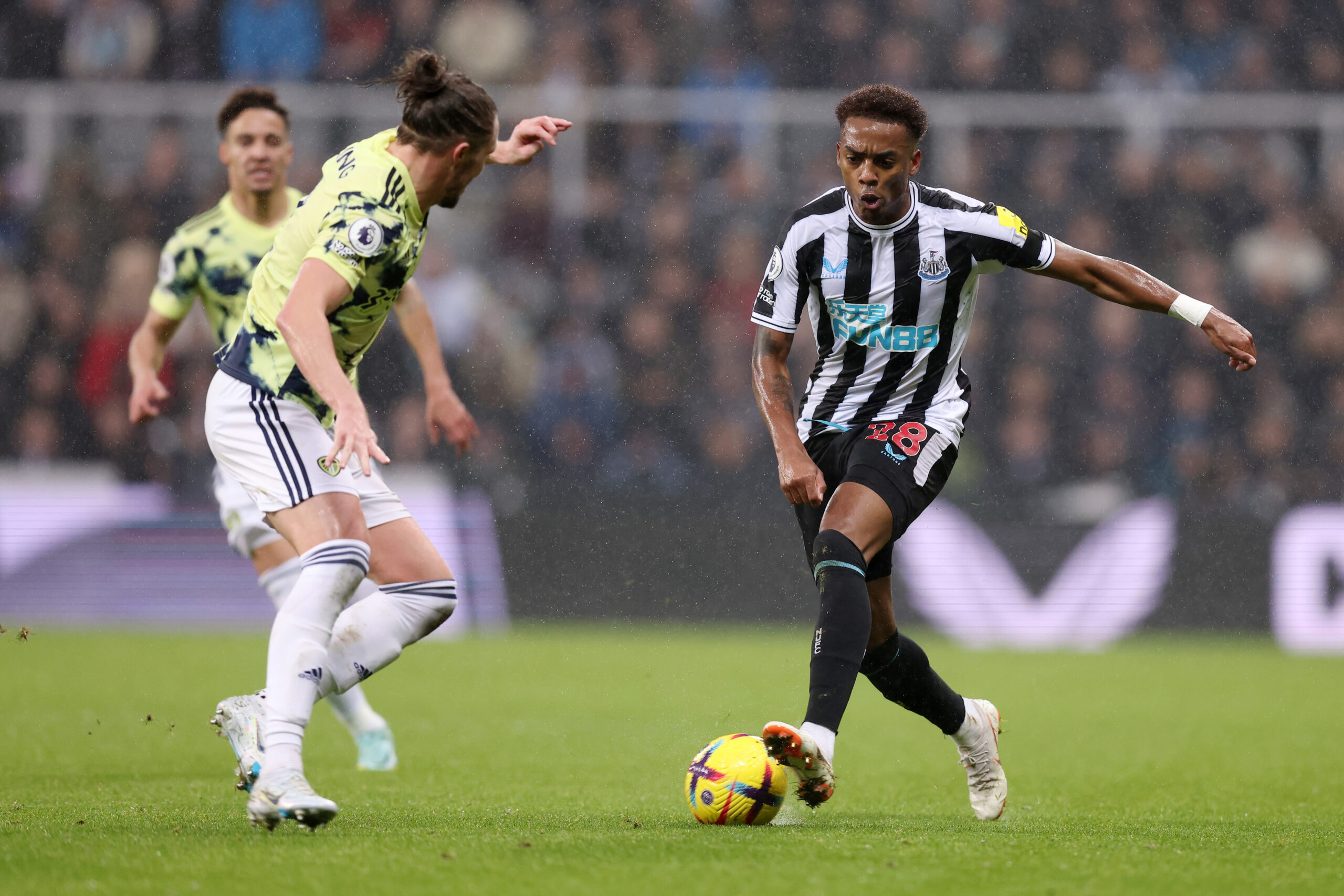 Leeds United target Willock in action for Newcastle Untied
