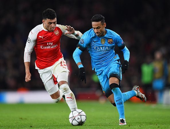 LONDON, ENGLAND - FEBRUARY 23:  Neymar of Barcelona holds off the challenge from Alex Oxlade-Chamberlain of Arsenal during the UEFA Champions League round of 16, first leg match between Arsenal FC and FC Barcelona at the Emirates Stadium on February 23, 2016 in London, United Kingdom.  (Photo by Shaun Botterill/Getty Images)
