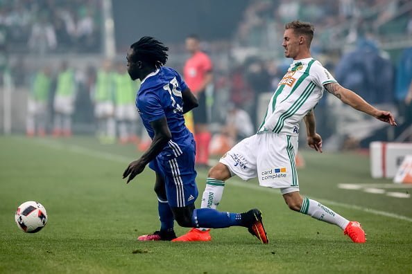 VIENNA, AUSTRIA - JULY 16:  Victor Moses (L) of Chelsea competes for the ball with Mario Pavelic (R) of Rapid Vienna during an friendly match between SK Rapid Vienna and Chelsea F.C. at Allianz Stadion on July 16, 2016 in Vienna, Austria.  (Photo by Matej Divizna/Getty Images)