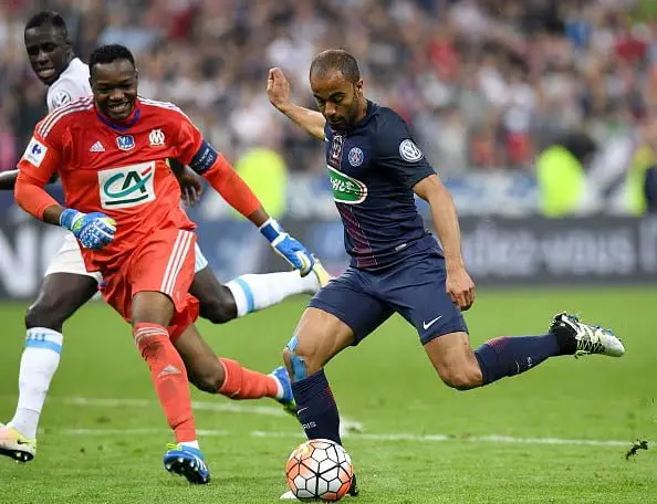 Paris Saint-Germain's Brazilian midfielder Lucas Moura (R) fights for the ball with Marseille's French goalkeeper Steve Mandanda (L) during the French Cup final football match between Marseille (OM) and Paris Saint-Germain (PSG) on May 21, 2016 at the Stade de France in Saint-Denis, north of Paris. / AFP / FRANCK FIFE        (Photo credit should read FRANCK FIFE/AFP/Getty Images)