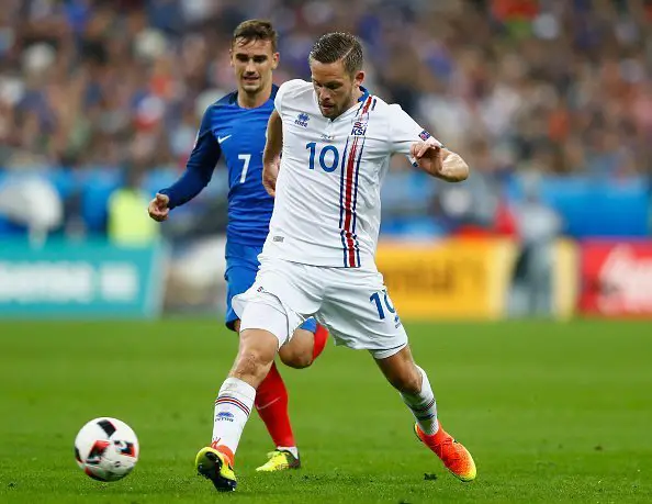 PARIS, FRANCE - JULY 03: Gylfi Sigurdsson of Iceland and Antoine Griezmann of France compete for the ball during the UEFA EURO 2016 quarter final match between France and Iceland at Stade de France on July 3, 2016 in Paris, France.  (Photo by Clive Rose/Getty Images)