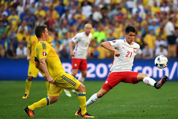 Ukraine's midfielder Ruslan Rotan (L) vies for the ball with Poland's midfielder Bartosz Kapustka during the Euro 2016 group C football match between Ukraine and Poland at the Velodrome stadium in Marseille on June 21, 2016. / AFP / BORIS HORVAT        (Photo credit should read BORIS HORVAT/AFP/Getty Images)