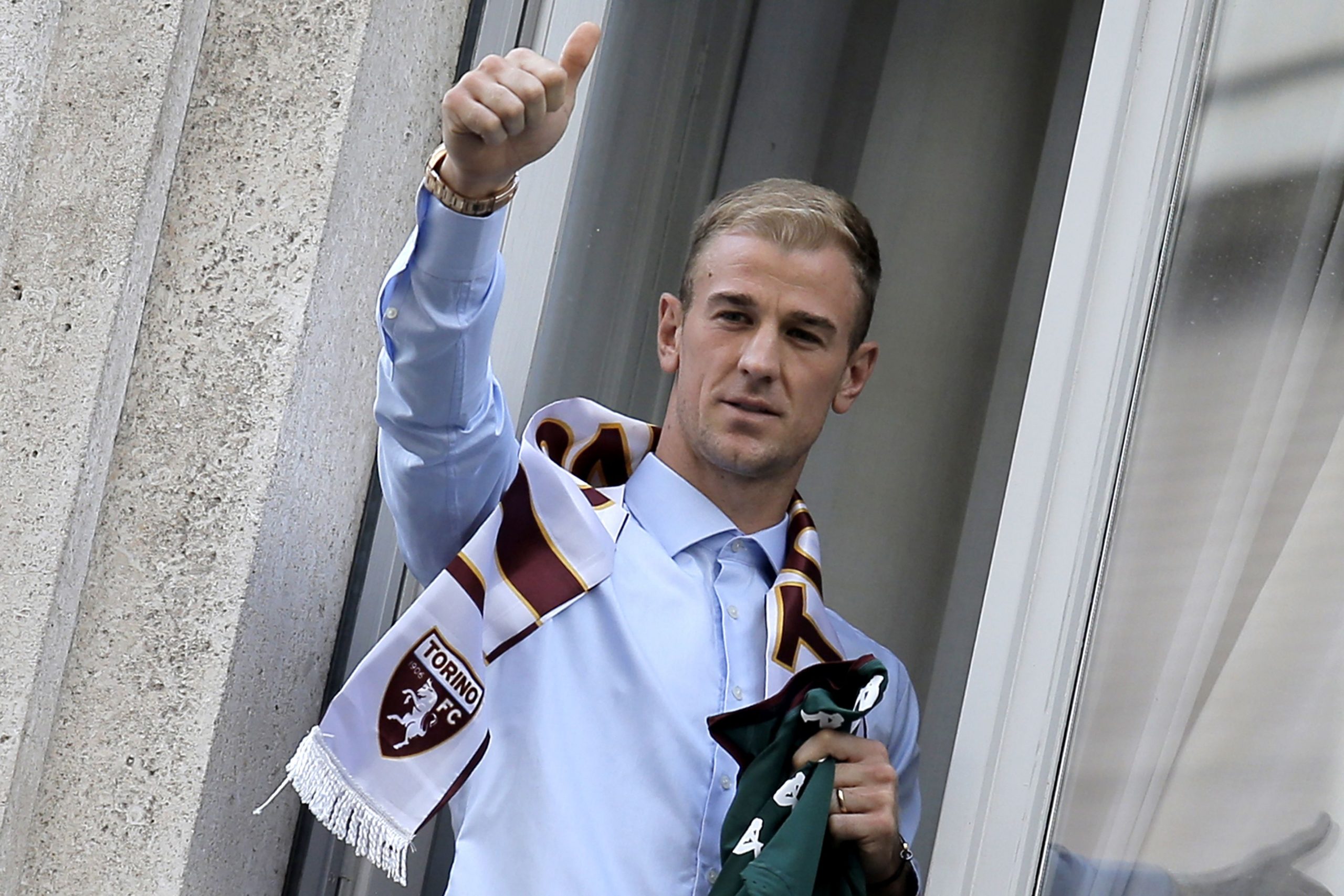 British goalkeeper Joe Hart gives a thumbs up upon his arrival for a medical check before joining the Torino football club from former club Manchester City on August 30, 2016 in Turin.
England goalkeeper Joe Hart arrived in Turin on August 30 ahead of undergoing a medical that should see him sign a season-long loan deal with the unfashionable Serie A club. Hart, 29, has fallen out of favour with Pep Guardiola at Manchester City following the signing of Claudio Bravo from Barcelona and is set to join Torino in a bid to preserve his club future and international career following England's spectacular Euro 2016 exit.
 / AFP / Marco BERTORELLO        (Photo credit should read MARCO BERTORELLO/AFP/Getty Images)