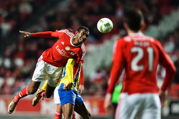 Benfica's Brazilian forward Anderson Talisca (L) heads the ball during the Portuguese league football match SL Benfica vs Uniao Madeira at the Luz stadium in Lisbon on February 29, 2016. / AFP / PATRICIA DE MELO MOREIRA        (Photo credit should read PATRICIA DE MELO MOREIRA/AFP/Getty Images)