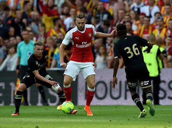 Arsenal's french defender Calum Chambers (C) vies with French Lens's forward Jonathan Nanizayamo (R) during the football match Lens Vs Arsenal on July 22 2016, at the Felix Bollaert stadium in Lens. / AFP / DENIS CHARLET        (Photo credit should read DENIS CHARLET/AFP/Getty Images)