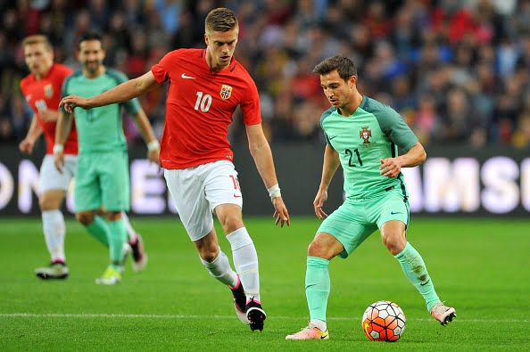 PORTO, PORTUGAL - MAY 29: Cedric Soares of Portugal challenges Markus Henriksen of Norway during the International Friendly match between Portugal and Norway at Dragao Stadium on May 29, 2016 in Porto, Portugal.  (Photo by Octavio Passos/Getty Images)