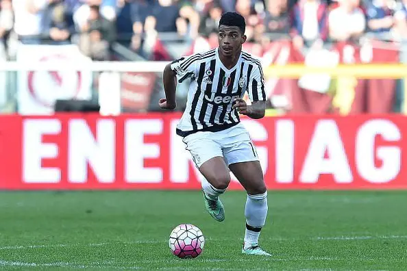 TURIN, ITALY - MARCH 20:  Mario Lemina of Juventus FC in action against Giuseppe Vives of Torino FC during the Serie A match between Torino FC and Juventus FC at Stadio Olimpico di Torino on March 20, 2016 in Turin, Italy.  (Photo by Valerio Pennicino/Getty Images)