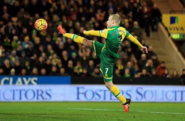 NORWICH, ENGLAND - FEBRUARY 2:  Steven Naismith of Norwich City shoots during the Barclays Premier League match between Norwich City and Tottenham Hotspur at Carrow Road Stadium on February 2, 2016 in Norwich, England. (Photo by Stephen Pond/Getty Images)