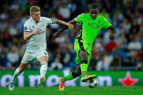 MADRID, SPAIN - SEPTEMBER 14: Toni Kroos (L) of Real Madrid CF competes for the ball with William Carvalho (R) of Sporting CP during the UEFA Champions League group stage match between Real Madrid CF and Sporting Clube de Portugal at Santiago Bernabeu stadium  on September 14, 2016 in Madrid, Spain. (Photo by Gonzalo Arroyo Moreno/Getty Images)