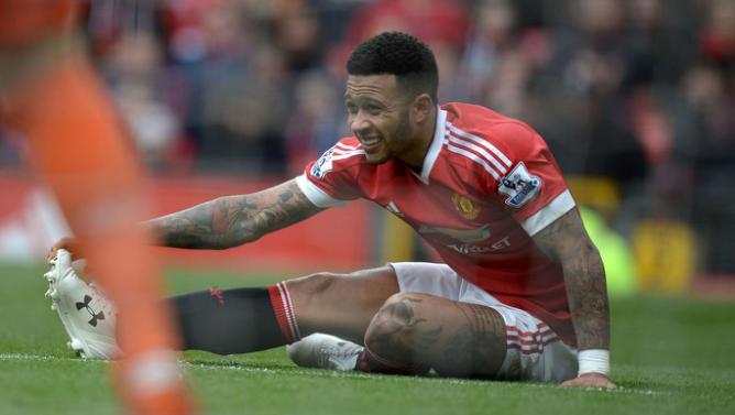 Manchester United's Dutch midfielder Memphis Depay stretches on the pitch during the English Premier League football match between Manchester United and Aston Villa at Old Trafford in Manchester, north west England, on April 16, 2016. / AFP / OLI SCARFF / RESTRICTED TO EDITORIAL USE. No use with unauthorized audio, video, data, fixture lists, club/league logos or 'live' services. Online in-match use limited to 75 images, no video emulation. No use in betting, games or single club/league/player publications.  /         (Photo credit should read OLI SCARFF/AFP/Getty Images)