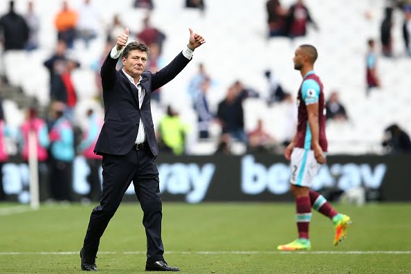 Watford's Italian head coach Walter Mazzarri applauds the fans folowing the English Premier League football match between West Ham United and Watford at The London Stadium, in east London on September 10, 2016.
Watford won the match 4-2. / AFP / JUSTIN TALLIS / RESTRICTED TO EDITORIAL USE. No use with unauthorized audio, video, data, fixture lists, club/league logos or 'live' services. Online in-match use limited to 75 images, no video emulation. No use in betting, games or single club/league/player publications.  /         (Photo credit should read JUSTIN TALLIS/AFP/Getty Images)