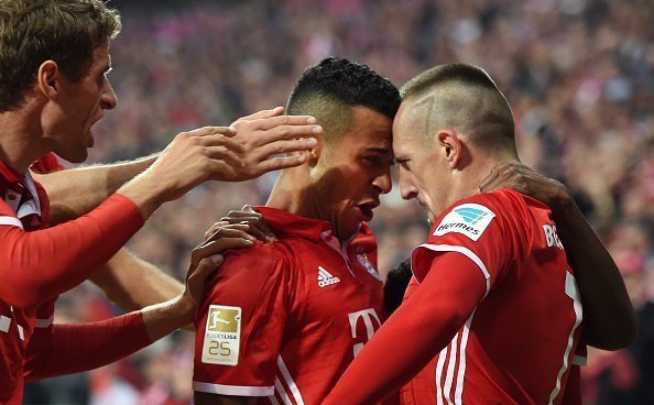 (L-R) Bayern Munich's striker Thomas Mueller, Bayern Munich's Spanish midfielder Thiago Alcantara and Bayern Munich's French midfielder Franck Ribery celebrate after Ribery scored during the German first division Bundesliga football match between FC Bayern Munich and Hertha Berlin in Munich, southern Germany, on September 21, 2016. / AFP / CHRISTOF STACHE / RESTRICTIONS: DURING MATCH TIME: DFL RULES TO LIMIT THE ONLINE USAGE TO 15 PICTURES PER MATCH AND FORBID IMAGE SEQUENCES TO SIMULATE VIDEO. == RESTRICTED TO EDITORIAL USE == FOR FURTHER QUERIES PLEASE CONTACT DFL DIRECTLY AT + 49 69 650050
        (Photo credit should read CHRISTOF STACHE/AFP/Getty Images)
