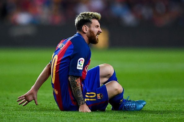 BARCELONA, SPAIN - SEPTEMBER 21:  Lionel Messi of FC Barcelona reacts injured on the pitch during the La Liga match between FC Barcelona and Club Atletico de Madrid at the Camp Nou stadium on September 21, 2016 in Barcelona, Spain.  (Photo by David Ramos/Getty Images)