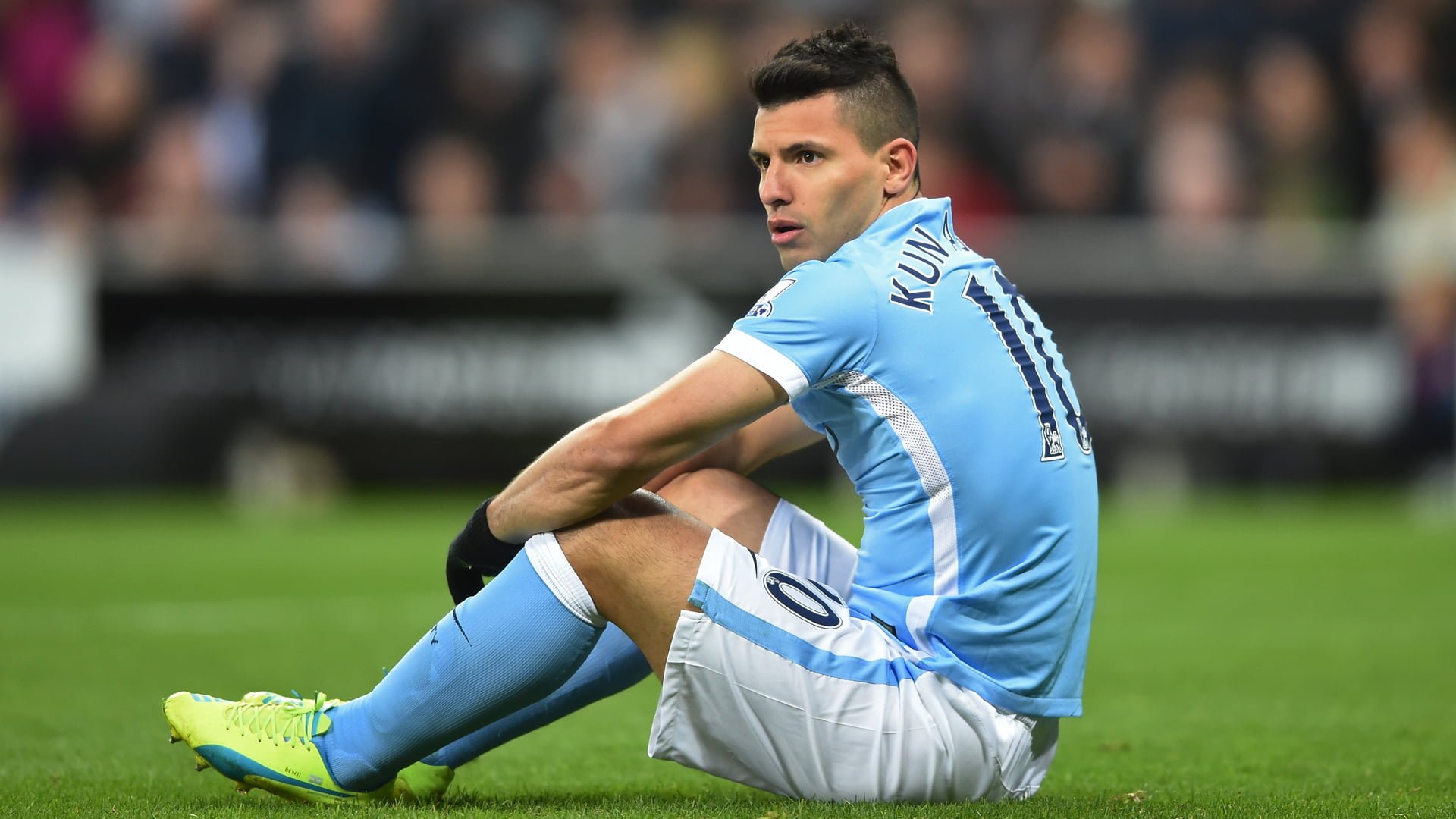 NEWCASTLE UPON TYNE, ENGLAND - APRIL 19:  Sergio Aguero of Manchester City reacts after a missed chance on goal during the Barclays Premier League match between Newcastle United and Manchester City at St James' Park on April 19, 2016 in Newcastle, England.  (Photo by Michael Regan/Getty Images)