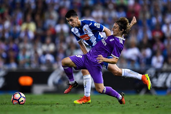 Luka Modric of Real Madrid CF competes for the ball with Marc Roca of RCD Espanyol during the La Liga match between RCD Espanyol and Real Madrid CF at the RCDE stadium on September 18, 2016 in Barcelona, Spain.  (Photo by David Ramos/Getty Images)