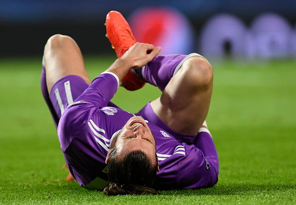 Real Madrid's Welsh forward Gareth Bale grimaces as he lies on the pitch during the UEFA Champions League football match Sporting CP vs Real Madrid CF at the Jose Alvalade stadium in Lisbon on November 22, 2016. / AFP / FRANCISCO LEONG        (Photo credit should read FRANCISCO LEONG/AFP/Getty Images)