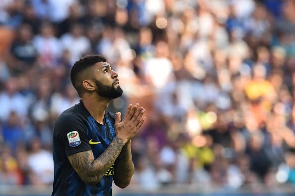 Inter Milan's Brazilian forward Gabriel Barbosa reacts during the Italian Serie A football match Inter Milan vs Bologna at the San Siro stadium in Milan on September 25,  2016.  / AFP / GIUSEPPE CACACE        (Photo credit should read GIUSEPPE CACACE/AFP/Getty Images)