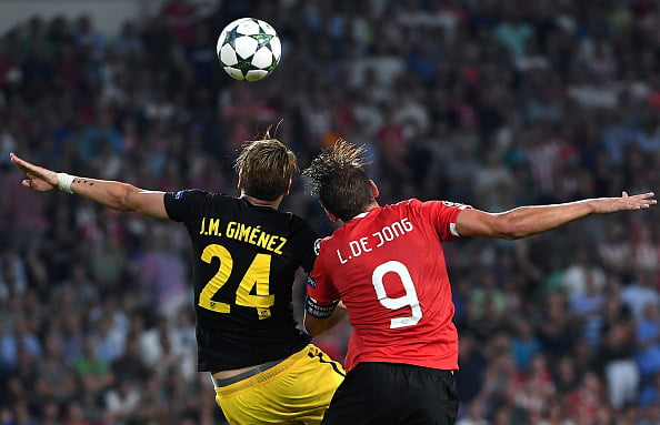 Atletico Madrid's Uruguayan defender Jose Maria Gimenez (L) vies with PSV Eindhoven's forward  Luuk De Jong during the UEFA Champions League football match between PSV Eindhoven and Atletico Madrid at Philips Stadium on September 13, 2016, in Eindhoven, The Netherlands. (EMMANUEL DUNAND/AFP/Getty Images)