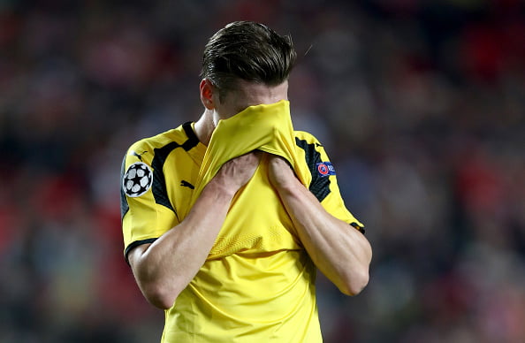 LISBON, PORTUGAL - FEBRUARY 14:  Lukasz Piszczek of Dortmund reacts during the UEFA Champions League Round of 16 first leg match between  SL Benfica and Borussia Dortmund at Estadio da Luz on February 14, 2017 in Lisbon, Portugal.  (Photo by Lars Baron/Bongarts/Getty Images)