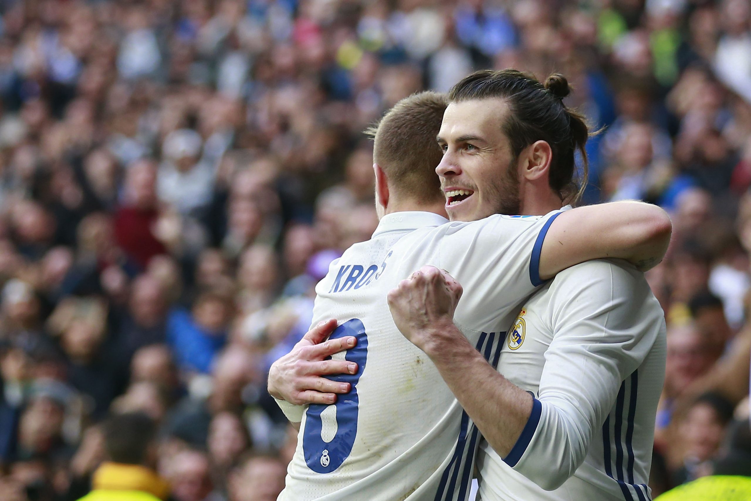 Gareth Bale (R) of Real Madrid CF celebrates scoring their second goal with teammate Toni Kroos (L) during the La Liga match between Real Madrid CF and RCD Espanyol at Estadio Santiago Bernabeu on February 18, 2017 in Madrid, Spain.  (Photo by Gonzalo Arroyo Moreno/Getty Images)