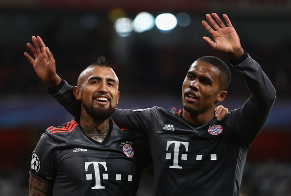 LONDON, ENGLAND - MARCH 07:  Arturo Vidal of Bayern Muenchen (L) celebrates with Douglas Costa as he scores their fifth goal during the UEFA Champions League Round of 16 second leg match between Arsenal FC and FC Bayern Muenchen at Emirates Stadium on March 7, 2017 in London, United Kingdom.  (Photo by Clive Mason/Getty Images)