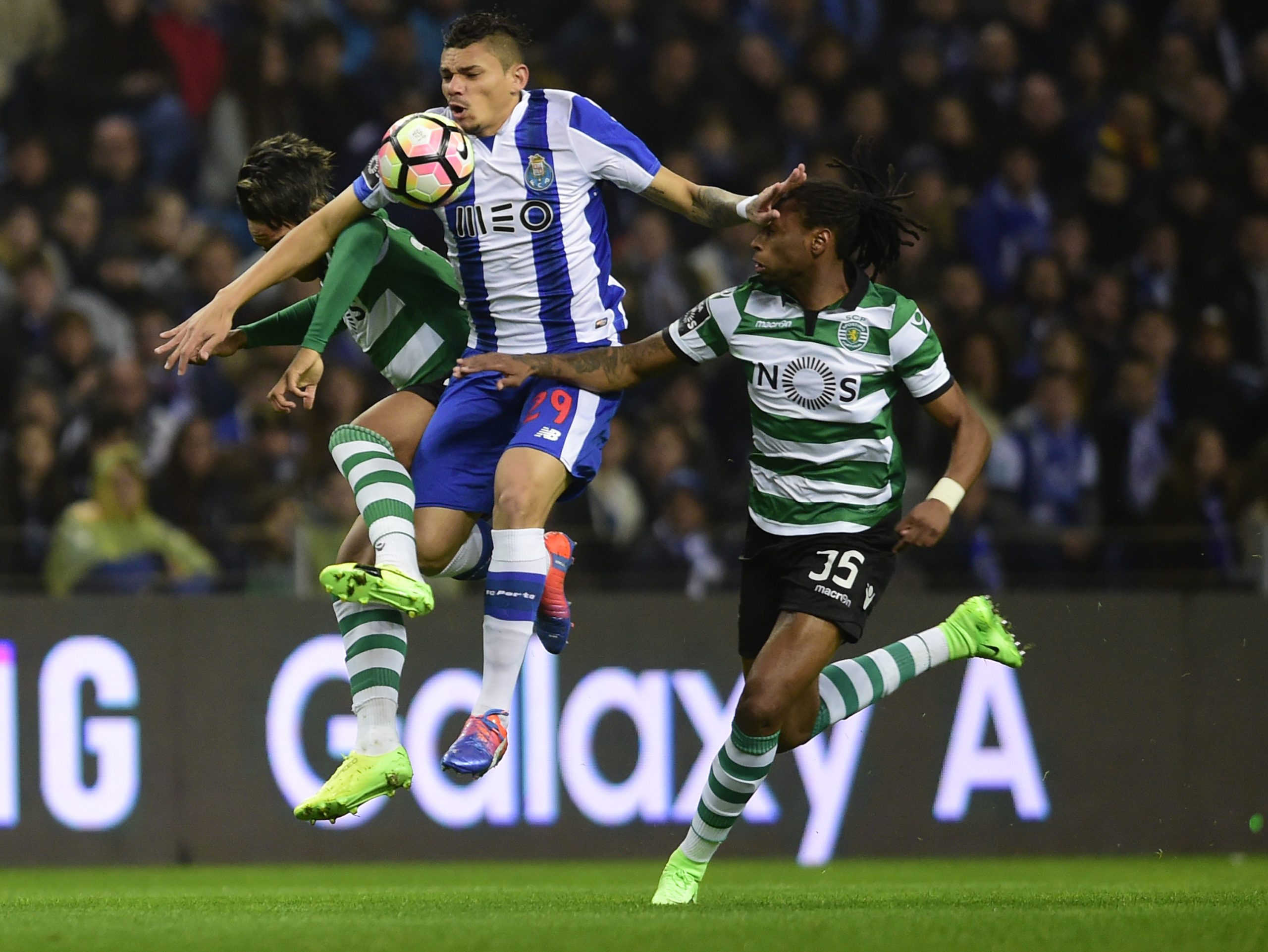 Porto's Brazilian forward Soares (C) vies with Sporting's Dutch defender Marvin Zeegelaar (L) and Sporting's defender Ruben Semedo during the Portuguese league football match FC Porto vs Sporting CP at the Dragao stadium in Porto on February 4, 2017. / AFP / MIGUEL RIOPA        (Photo credit should read MIGUEL RIOPA/AFP/Getty Images)