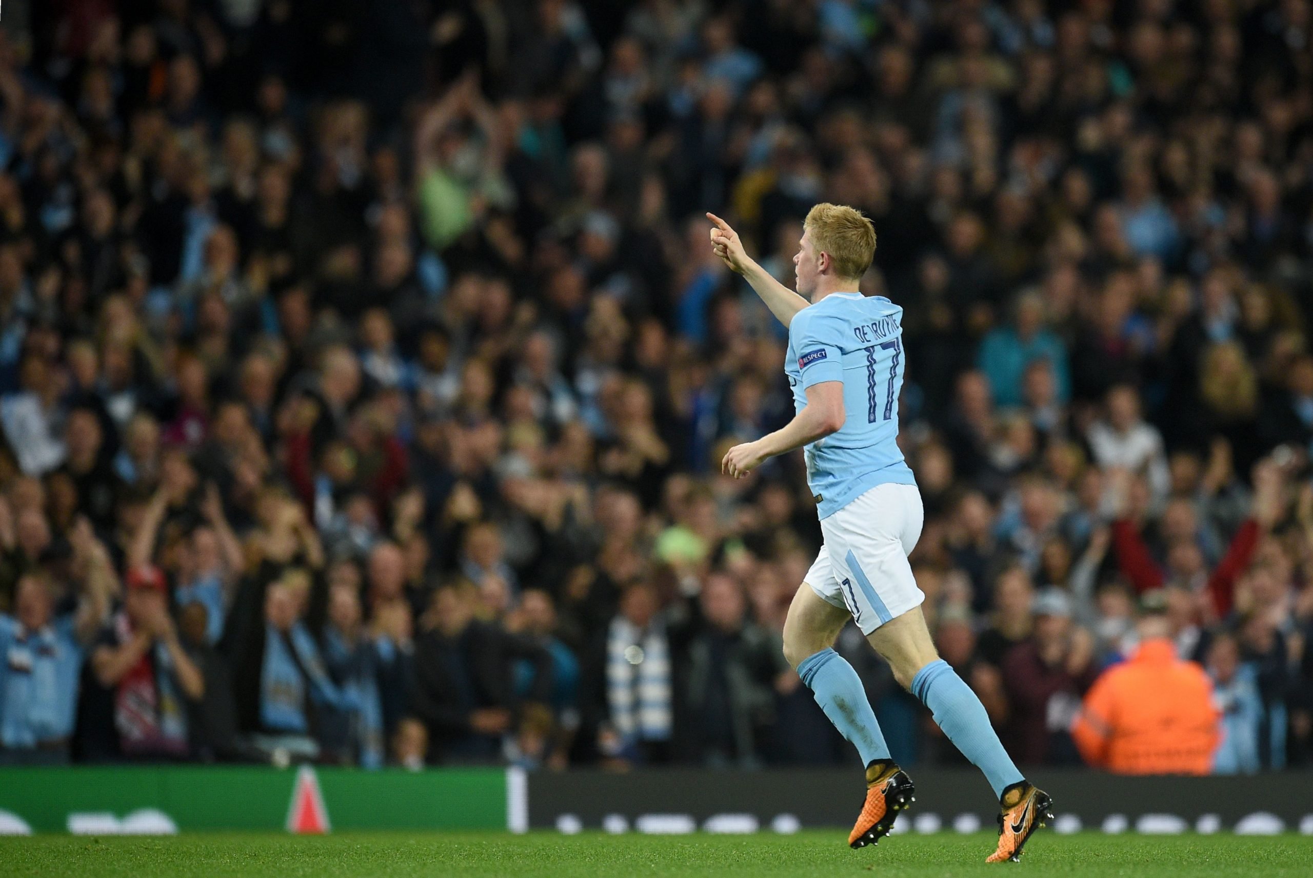 Manchester City's Belgian midfielder Kevin De Bruyne celebrates scoring his team's first goal during the Group F football match between Manchester City and Shakhtar Donetsk at the Etihad Stadium in Manchester, north west England, on September 26, 2017. / AFP PHOTO / Oli SCARFF        (Photo credit should read OLI SCARFF/AFP/Getty Images)