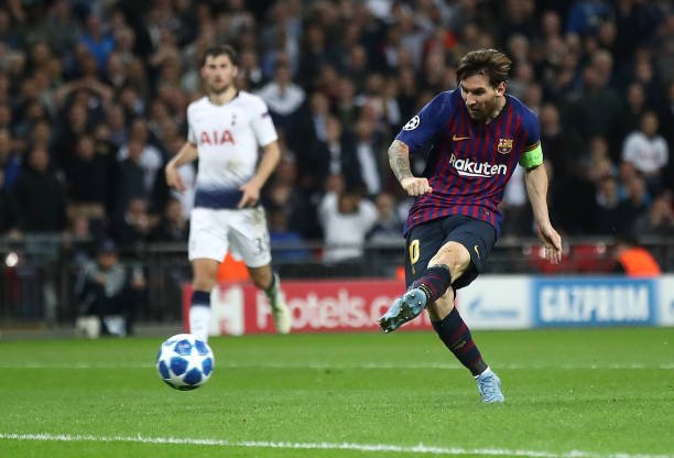 LONDON, ENGLAND - OCTOBER 03:  Lionel Messi of Barcelona scores his teams fourth goal during the Group B match of the UEFA Champions League between Tottenham Hotspur and FC Barcelona at Wembley Stadium on October 3, 2018 in London, United Kingdom.  (Photo by Julian Finney/Getty Images)