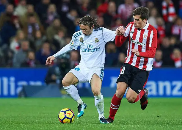 Luka Modric of Real Madrid CF (L) being followed by Ander Iturraspe of Athletic Club (R) during the La Liga match between Athletic Club and Real Madrid at Estadio de San Mames on December 2, 2017 in Bilbao, Spain.  (Photo by Juan Manuel Serrano Arce/Getty Images)