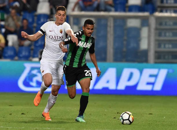 REGGIO NELL'EMILIA, ITALY - MAY 20: Patrik Schick of AS Roma and Rogerio of US Sassuolo in action during the serie A match between US Sassuolo and AS Roma at Mapei Stadium - Citta' del Tricolore on May 20, 2018 in Reggio nell'Emilia, Italy.  (Photo by Giuseppe Bellini/Getty Images)