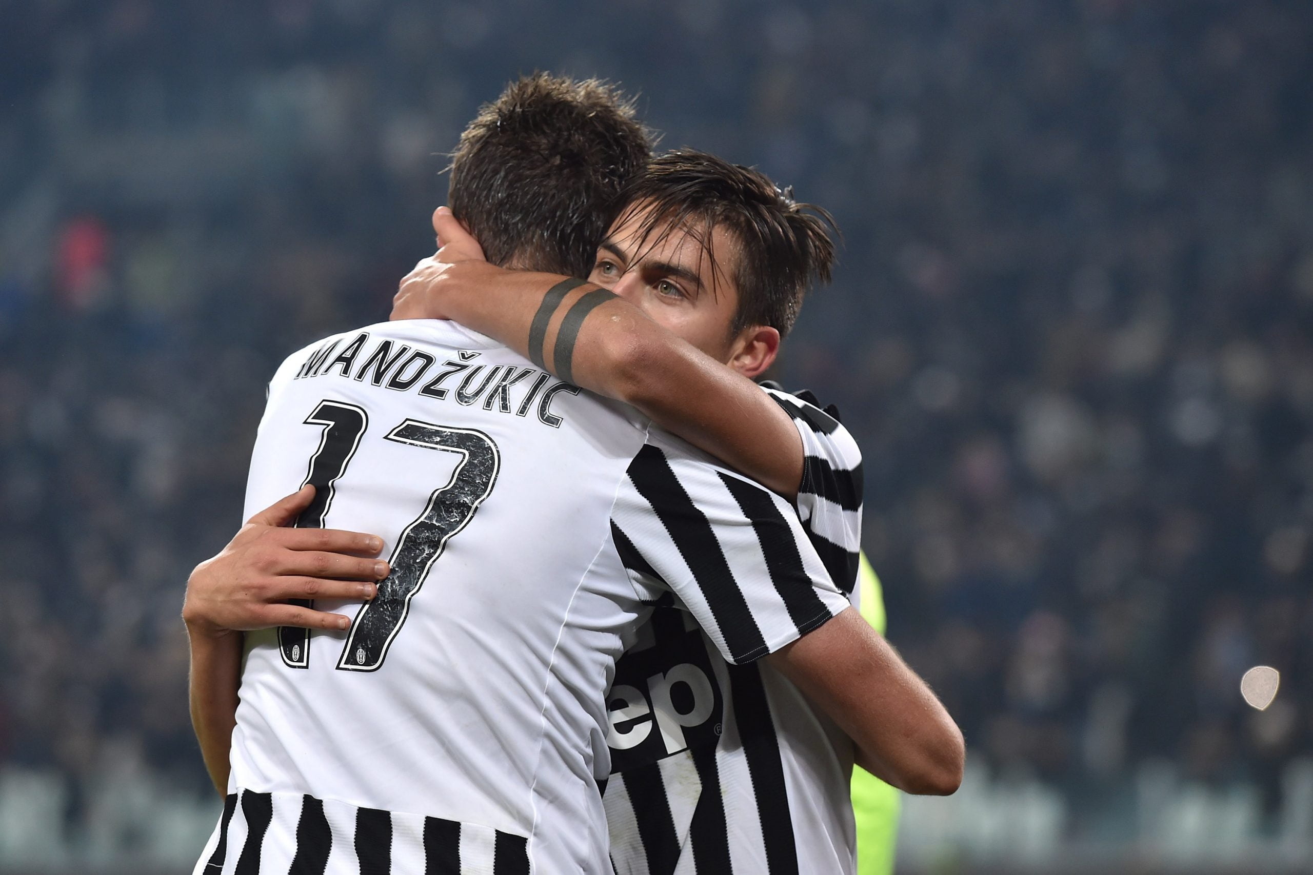 TURIN, ITALY - DECEMBER 13:  Mario Mandzukic (L) of Juventus FC celebrates his goal with team mate Paulo Dybala during the Serie A match betweeen Juventus FC and ACF Fiorentina at Juventus Arena on December 13, 2015 in Turin, Italy.  (Photo by Valerio Pennicino/Getty Images)