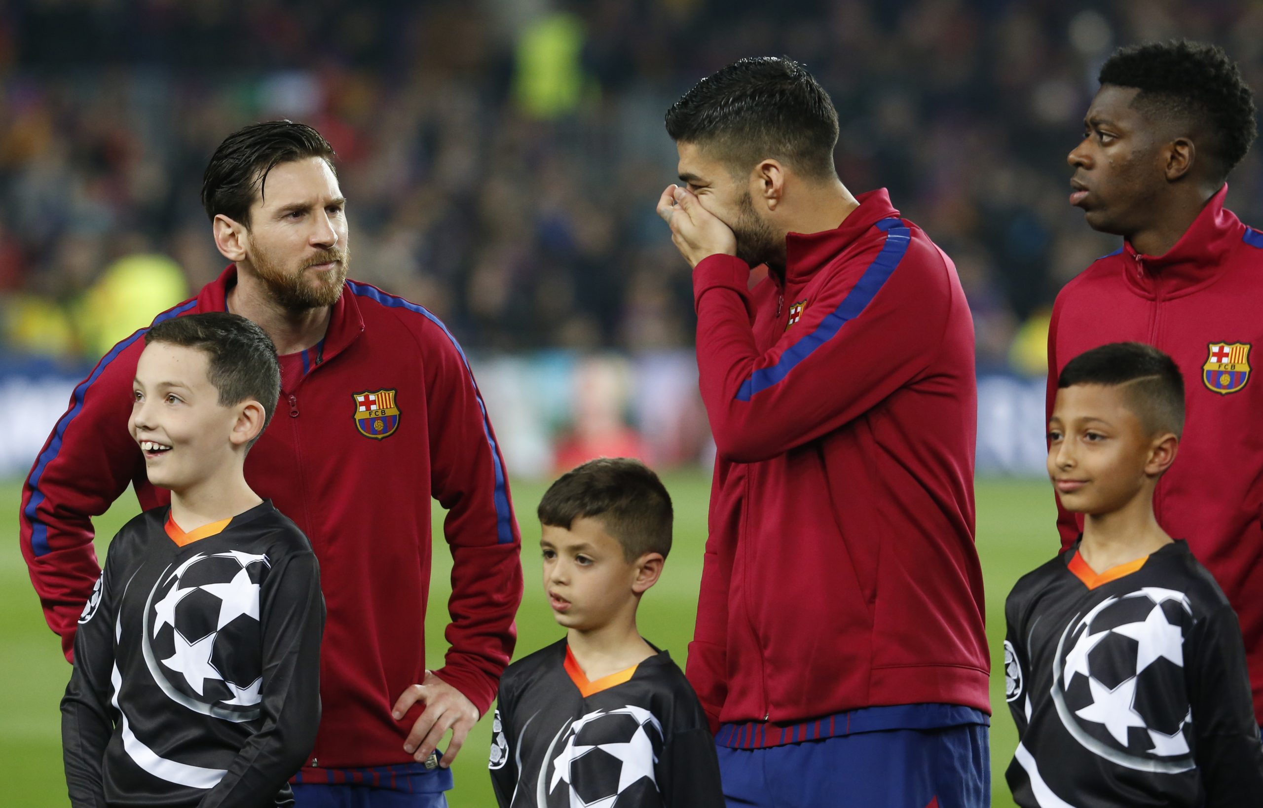Barcelona's Argentinian forward Lionel Messi (L) looks at Barcelona's Uruguayan forward Luis Suarez (C) beside Barcelona's French forward Ousmane Dembele before the UEFA Champions League round of sixteen second leg  football match between FC Barcelona and Chelsea FC at the Camp Nou stadium in Barcelona on March 14, 2018. / AFP PHOTO / Pau Barrena        (Photo credit should read PAU BARRENA/AFP/Getty Images)