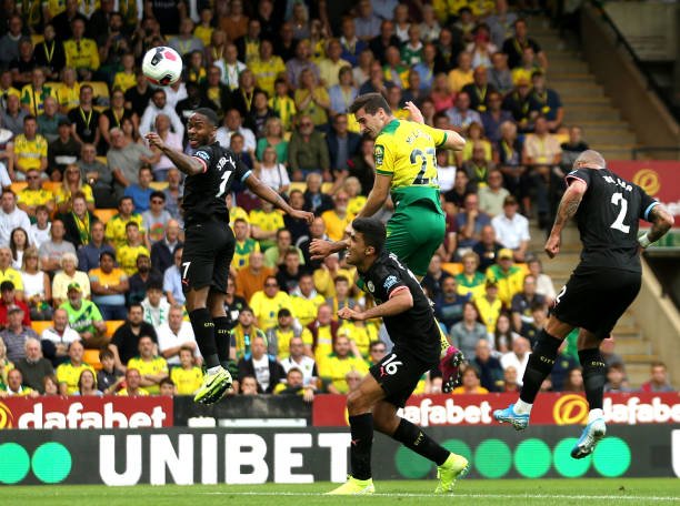 NORWICH, ENGLAND - SEPTEMBER 14: Kenny McLean of Norwich City scores his team's first goal during the Premier League match between Norwich City and Manchester City at Carrow Road on September 14, 2019 in Norwich, United Kingdom. (Photo by Paul Harding/Getty Images)