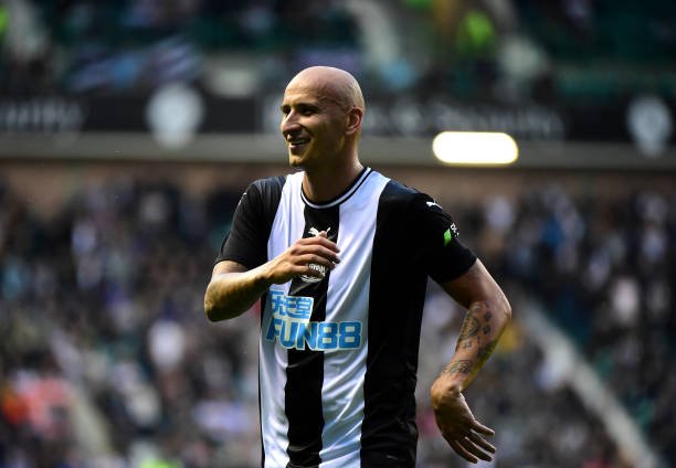 EDINBURGH, SCOTLAND - JULY 30: Jonjo Shelvey of Newcastle in action during the Pre-Season Friendly match between Hibernian FC and Newcastle United FC at Easter Road on July 30, 2019 in Edinburgh, Scotland. (Photo by Mark Runnacles/Getty Images)
