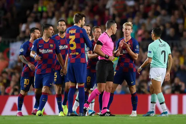 BARCELONA, SPAIN - OCTOBER 02: Gerard Pique of FC Barcelona is shown a yellow card during the UEFA Champions League group F match between FC Barcelona and FC Internazionale at Camp Nou on October 02, 2019 in Barcelona, Spain. (Photo by Alex Caparros/Getty Images)