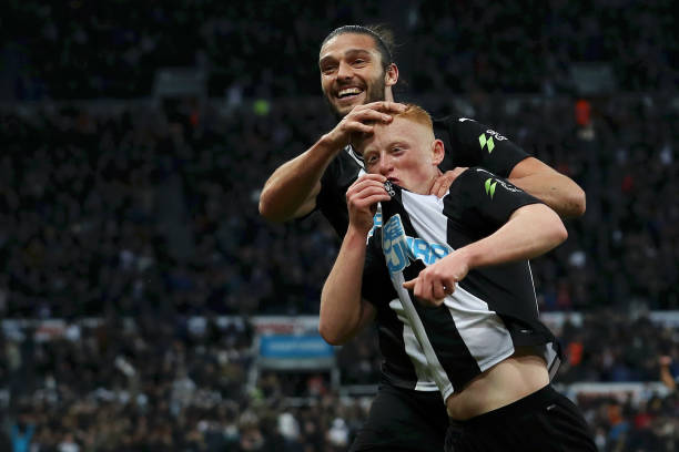 NEWCASTLE UPON TYNE, ENGLAND - OCTOBER 06: Matthew Longstaff of Newcastle United celebrates with teammate Andy Carroll after scoring his team's first goal  during the Premier League match between Newcastle United and Manchester United at St. James Park on October 06, 2019 in Newcastle upon Tyne, United Kingdom. (Photo by Ian MacNicol/Getty Images)