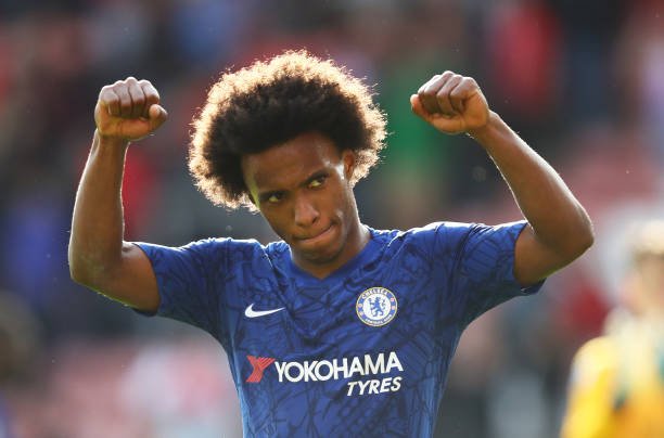SOUTHAMPTON, ENGLAND - OCTOBER 06: Willian of Chelsea applauds fans after the Premier League match between Southampton FC and Chelsea FC at St Mary's Stadium on October 06, 2019 in Southampton, United Kingdom. (Photo by Julian Finney/Getty Images)