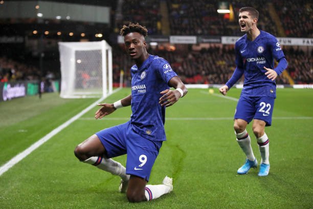 WATFORD, ENGLAND - NOVEMBER 02: Tammy Abraham of Chelsea celebrates with Christian Pulisic after scoring his team's first goal during the Premier League match between Watford FC and Chelsea FC at Vicarage Road on November 02, 2019 in Watford, United Kingdom. (Photo by Christopher Lee/Getty Images)