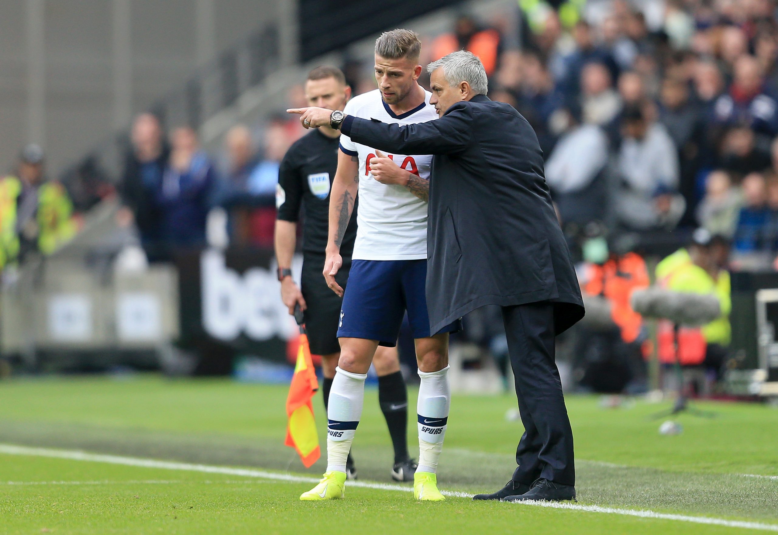 LONDON, ENGLAND - NOVEMBER 23: Jose Mourinho, Manager of Tottenham Hotspur gives instructions to Toby Alderweireld of Tottenham Hotspur  during the Premier League match between West Ham United and Tottenham Hotspur at London Stadium on November 23, 2019 in London, United Kingdom. (Photo by Stephen Pond/Getty Images)