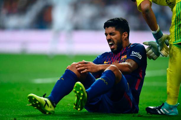 Barcelona's Uruguayan forward Luis Suarez grimaces as he sits on the ground during the second leg of the Spanish Supercup football match Real Madrid vs FC Barcelona at the Santiago Bernabeu stadium in Madrid, on August 16, 2017. / AFP PHOTO / GABRIEL BOUYS        (Photo credit should read GABRIEL BOUYS/AFP via Getty Images)