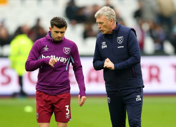 David Moyes manager of West Ham United talks to Aaron Cresswell ahead during the FA Cup Fourth Round match between West Ham United and West Bromwich Albion at The London Stadium on January 25, 2020 in London, England. (Photo by Catherine Ivill/Getty Images)