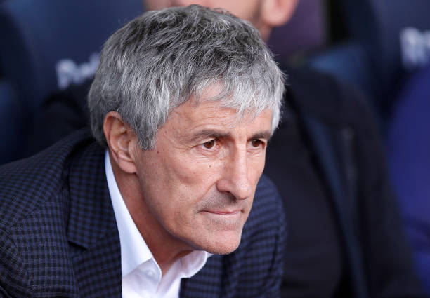 Quique Setien, Manager of Barcelona looks on prior to the La Liga match between FC Barcelona and Getafe CF at Camp Nou on February 15, 2020 in Barcelona, Spain. (Photo by Eric Alonso/Getty Images)