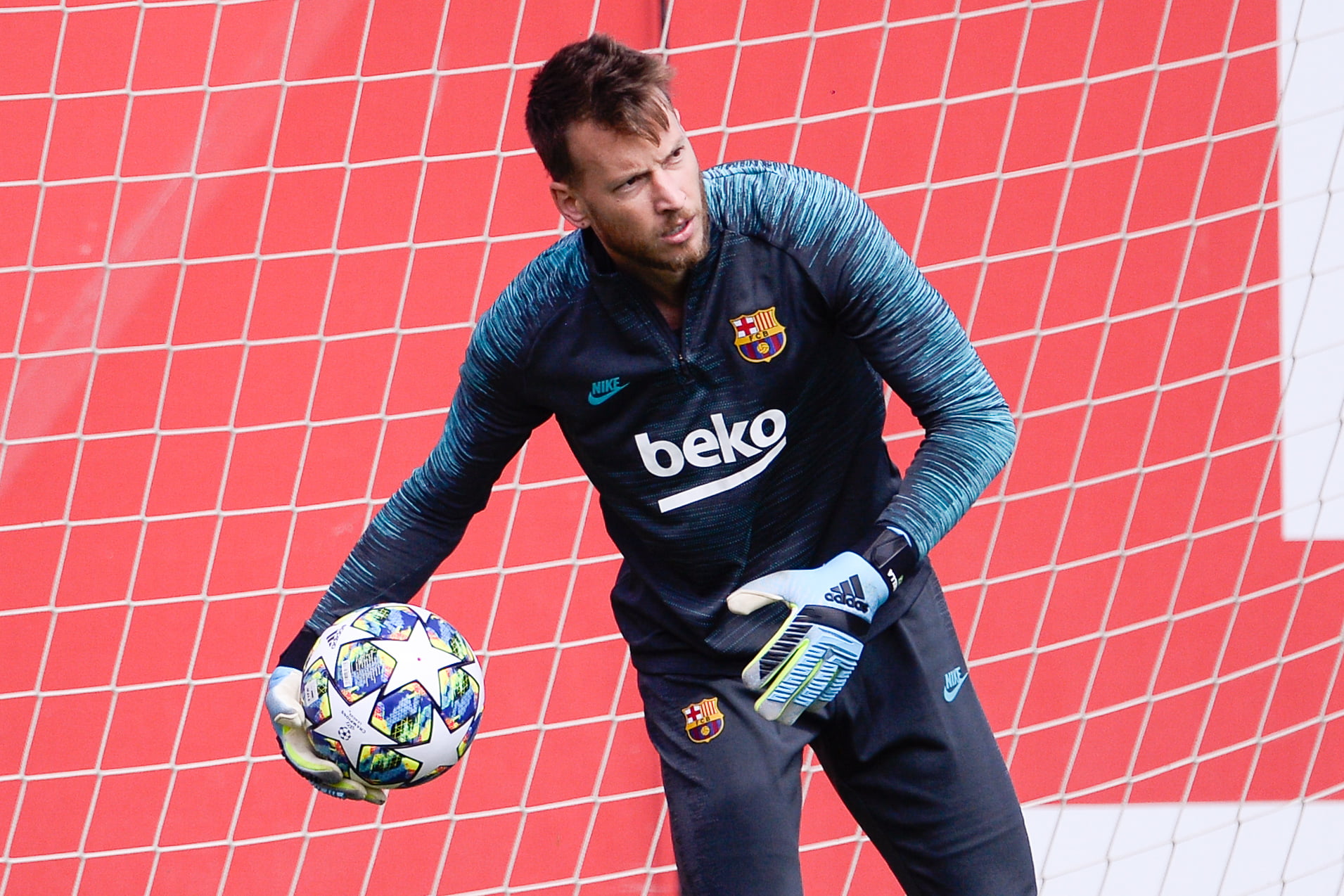 Barcelona set €15m asking price for Neto who is seen in the photo
