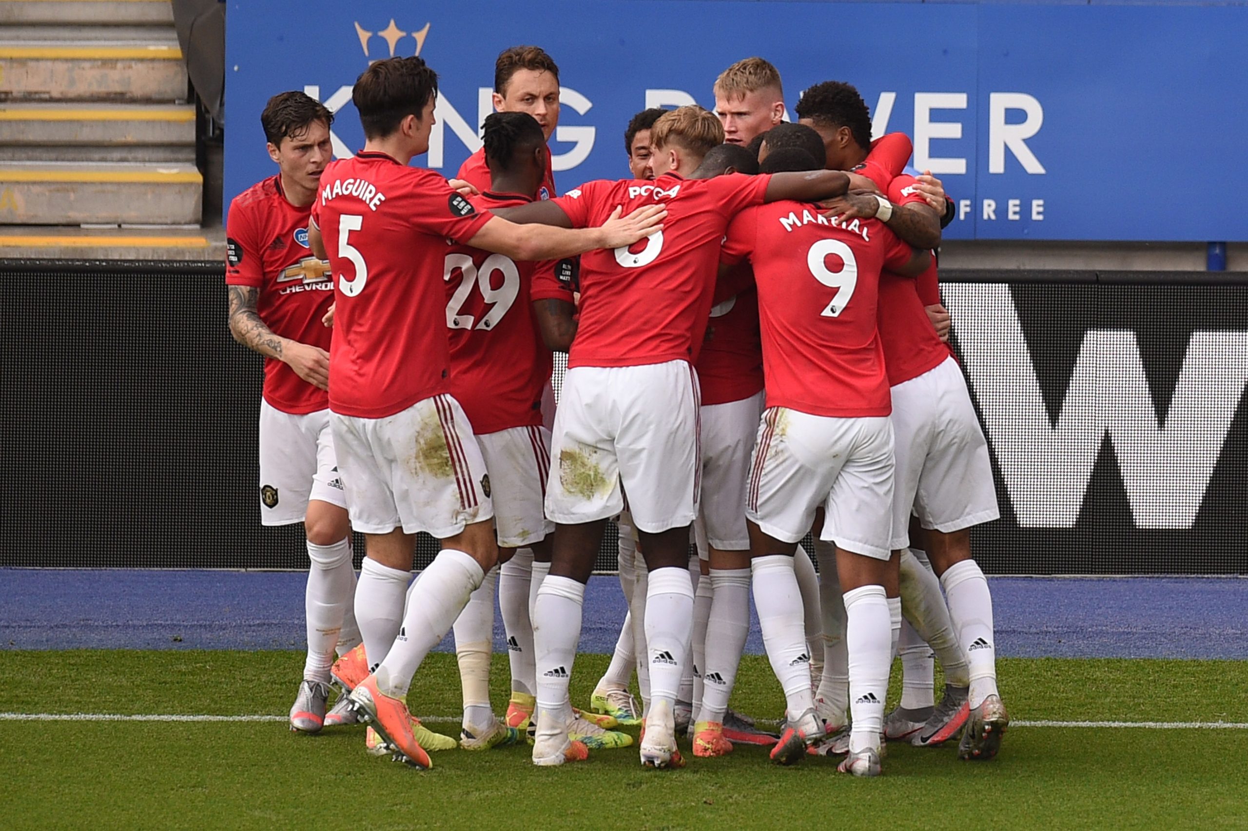 Manchester United Player Ratings Vs Leicester City - United players celebrate the goal