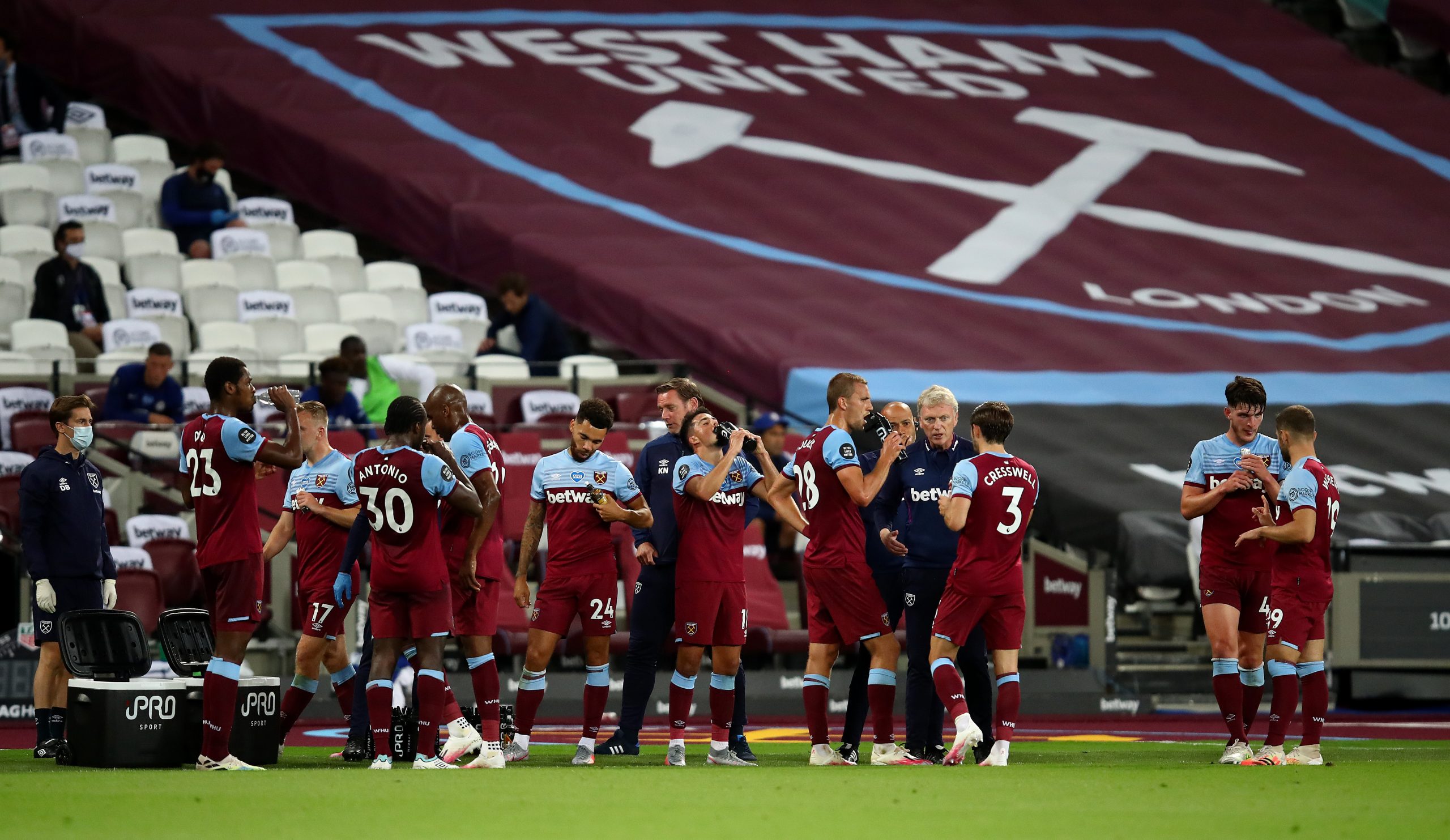 4-2-3-1 West Ham United Predicted Lineup Vs Manchester United (West Ham players enjoying their drinks break in the photo)