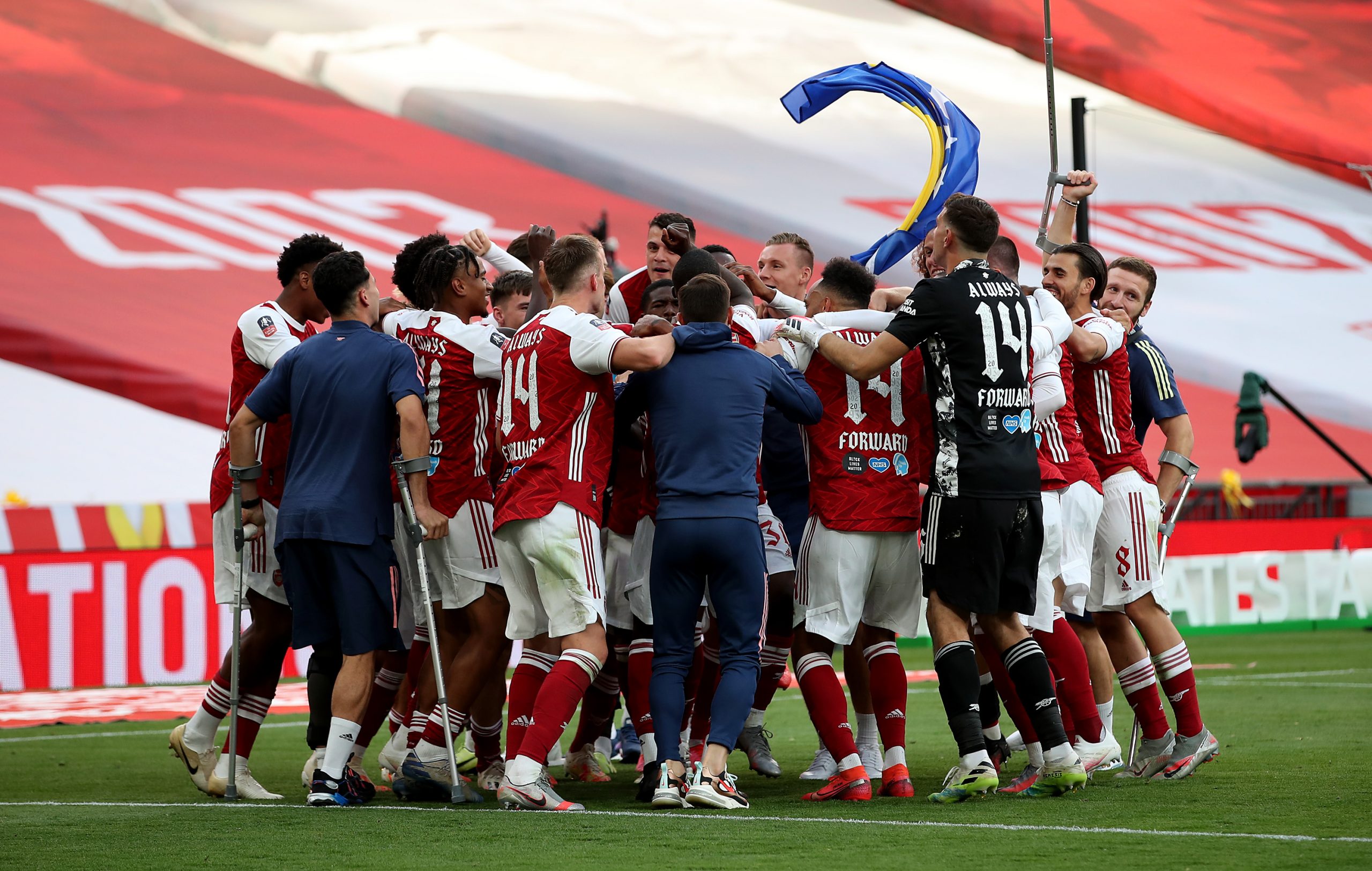 LONDON, ENGLAND - AUGUST 01: Arsenal players celebrates their teams victory in the Heads Up FA Cup Final match between Arsenal and Chelsea at Wembley Stadium on August 01, 2020 in London, England. Football Stadiums around Europe remain empty due to the Coronavirus Pandemic as Government social distancing laws prohibit fans inside venues resulting in all fixtures being played behind closed doors. (Photo by Adam Davy/Pool via Getty Images)