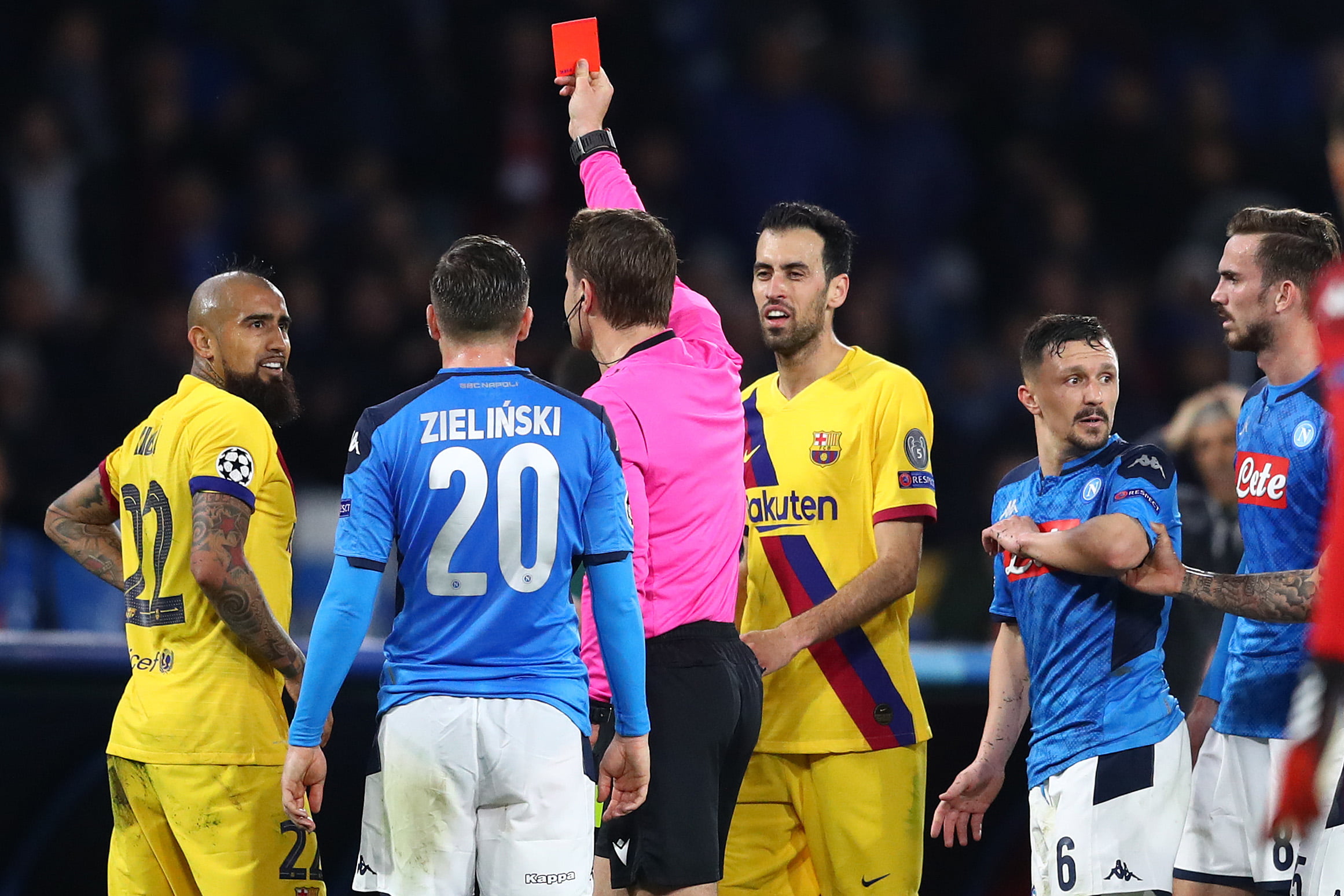 Arturo Vidal (L) of Barcelona is shown a red card by referee Mark Borsch of Germany during the UEFA Champions League round of 16 first leg match between SSC Napoli and FC Barcelona at Stadio San Paolo on February 25, 2020 in Naples, Italy. (Photo by Michael Steele/Getty Images)
