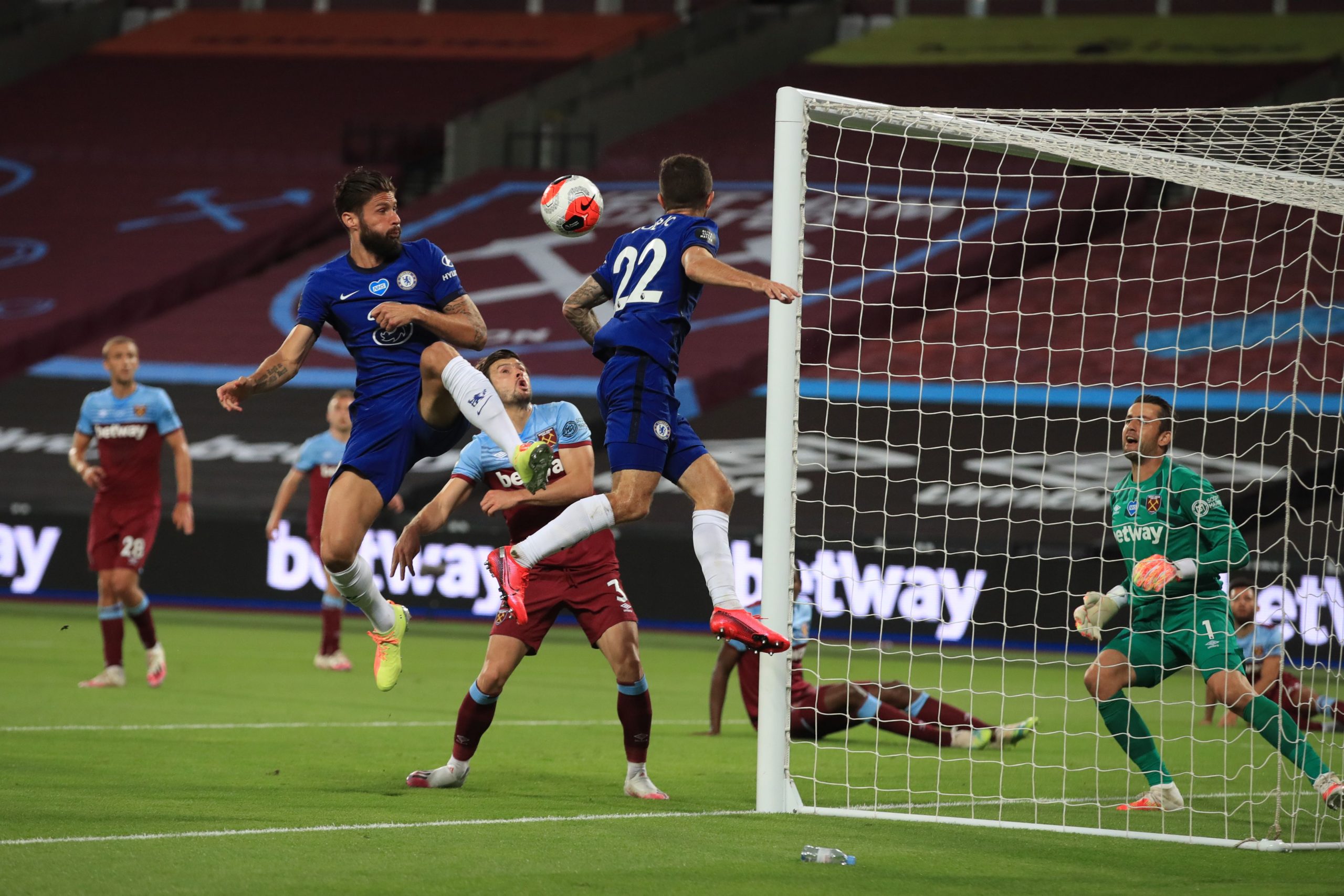 Chelsea's French striker Olivier Giroud (L) goes close during the English Premier League football match between West Ham United and Chelsea at The London Stadium, in east London on July 1, 2020. (Photo by Adam Davy / POOL / AFP)